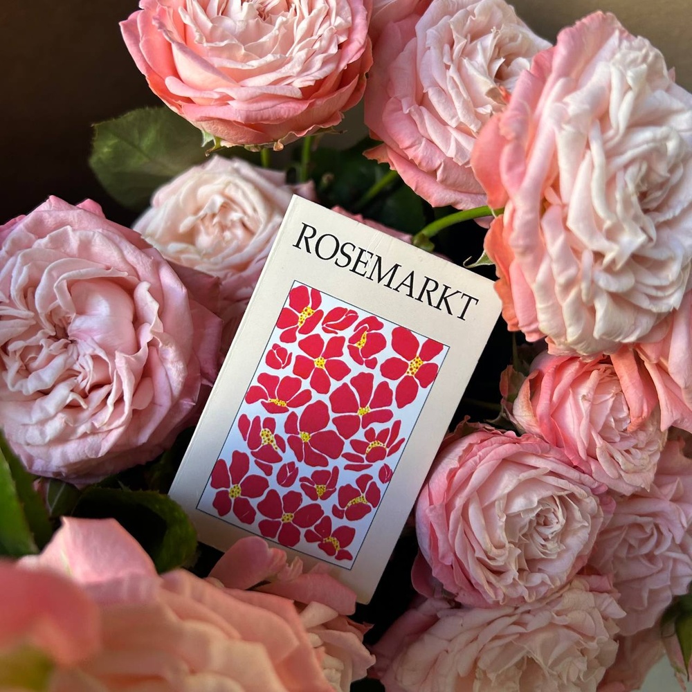 Монобукет из 11 кустовых роз Бомбастик под ленту