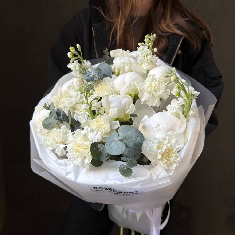 Павлова — авторский букет с белыми пионами, гвоздикой и маттиолой