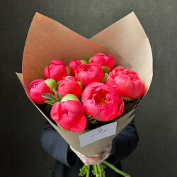 Букет «Всё начинается с любви: 9 коралловых пионов в крафте»