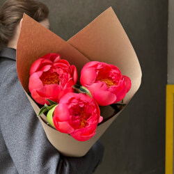 Букет «Всё начинается с любви: 3 коралловых пиона в крафте»