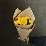 Свежих 3 пионовидных кустовых роз в крафте — монобукет из кустовой желтой розы - Фотография 2