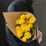 Свежих 5 пионовидных кустовых роз в крафте — монобукет из 5 желтых кустовых роз - Фотография 4