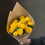 Свежих 5 пионовидных кустовых роз в крафте — монобукет из 5 желтых кустовых роз - Фотография 8