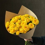 Свежих 13 пионовидных кустовых роз в крафте — монобукет из 13 желтых кустовых роз - Фотография 9