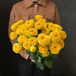 11 жёлтых пионовидных кустовых роз под ленту — монобукет из жёлтой кустовой розы - Фотография 6
