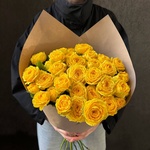 15 жёлтых пионовидных кустовых роз в крафте — монобукет из жёлтых кустовых роз - Фотография 6