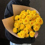 15 жёлтых пионовидных кустовых роз в крафте — монобукет из жёлтых кустовых роз - Фотография 2