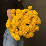 Букет из 19 жёлтых кустовых роз под ленту — монобукет из жёлтой кустовой розы - Фотография 2