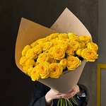 Букет из 19 жёлтых кустовых роз в крафте — монобукет из 19 жёлтых кустовых роз - Фотография 1