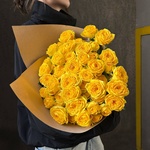 Букет из 19 жёлтых кустовых роз в крафте — монобукет из 19 жёлтых кустовых роз - Фотография 7