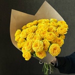 21 жёлтая пионовидная роза в крафте — монобукет из 21 жёлтой кустовой розы - Фотография 5