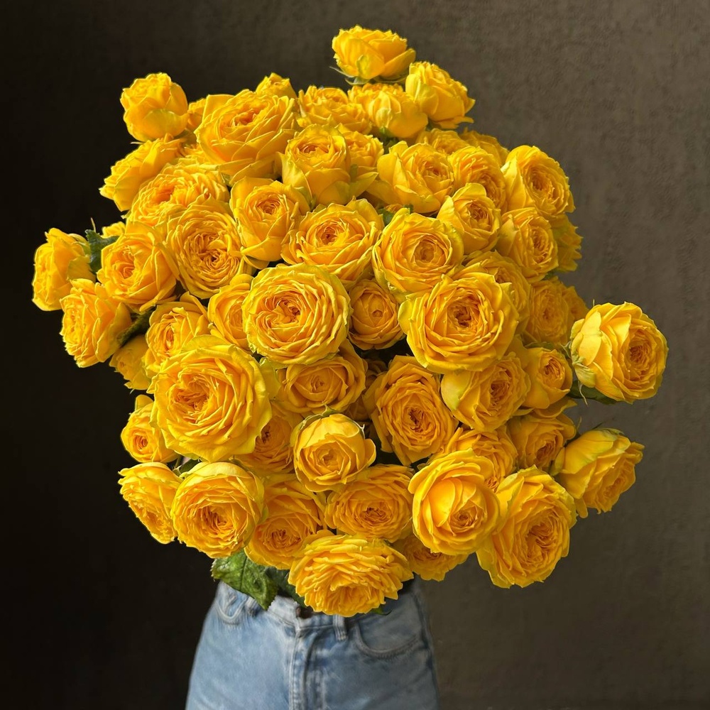 21 жёлтая пионовидная роза под ленту