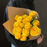 7 пионовидных кустовых роз в крафте — монобукет из 7 кустовых жёлтых роз - Фотография 6