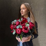 Букет из 11 бордовых пионов в шляпной коробке «Ирина Шейк» — монобукет из 11 бордовый пионов - Фотография 1