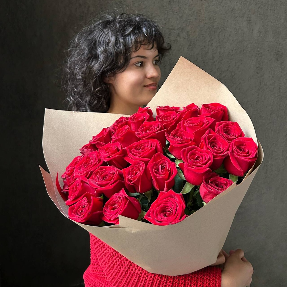 31 красная роза в крафте