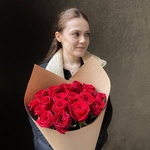 19 красных роз в крафте — монобукет из красной розы в крафте - Фотография 1