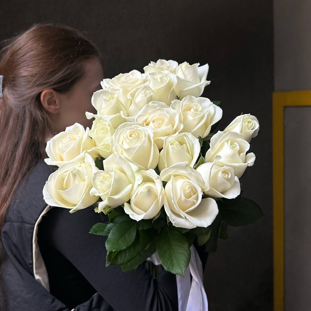 19 белых роз под ленту