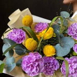 Авторский букет из пионовидной розы, лунной гвоздики и краспедии «Палящее солнце» — авторский букет с гвоздикой и желтой кустовой розой - Фотография 8