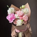 Букет с пионом, эустомой и кустовой розой «Клубничное мороженое» — авторский букет с эустомой и белым пионом - Фотография 1