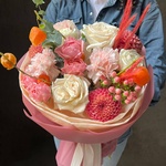 Авторский букет с георгинами, кустовой розой и веточками физалиса «Тыквенный спас» — авторский букет с геогинами, белой розой и гвоздиками - Фотография 2