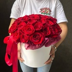 Гранатовое сердце: 41 красная роза в шляпной коробке — шляпная коробка из красных роз - Фотография 5