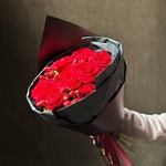Капсульная коллекция, авторский букет «Альфа» — авторский букет с красной розой и гиперикумом - Фотография 3