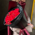 Капсульная коллекция, авторский букет «Альфа» — авторский букет с красной розой и гиперикумом - Фотография 4