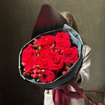 Капсульная коллекция, авторский букет «Альфа» — авторский букет с красной розой и гиперикумом - Фотография 5
