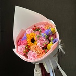 Капсульная коллекция, авторский букет «Зета» — авторский букет с подсолнухами и кустовой розой - Фотография 1