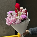 Авторский букет с хризантемой, гвоздикой и лизиантусом «Сливовый пирог» — авторский букет с хризантемой, гвоздикой и осенними листьями - Фотография 7