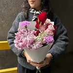 Авторский букет с хризантемой, гвоздикой и лизиантусом «Сливовый пирог» — авторский букет с хризантемой, гвоздикой и осенними листьями - Фотография 2