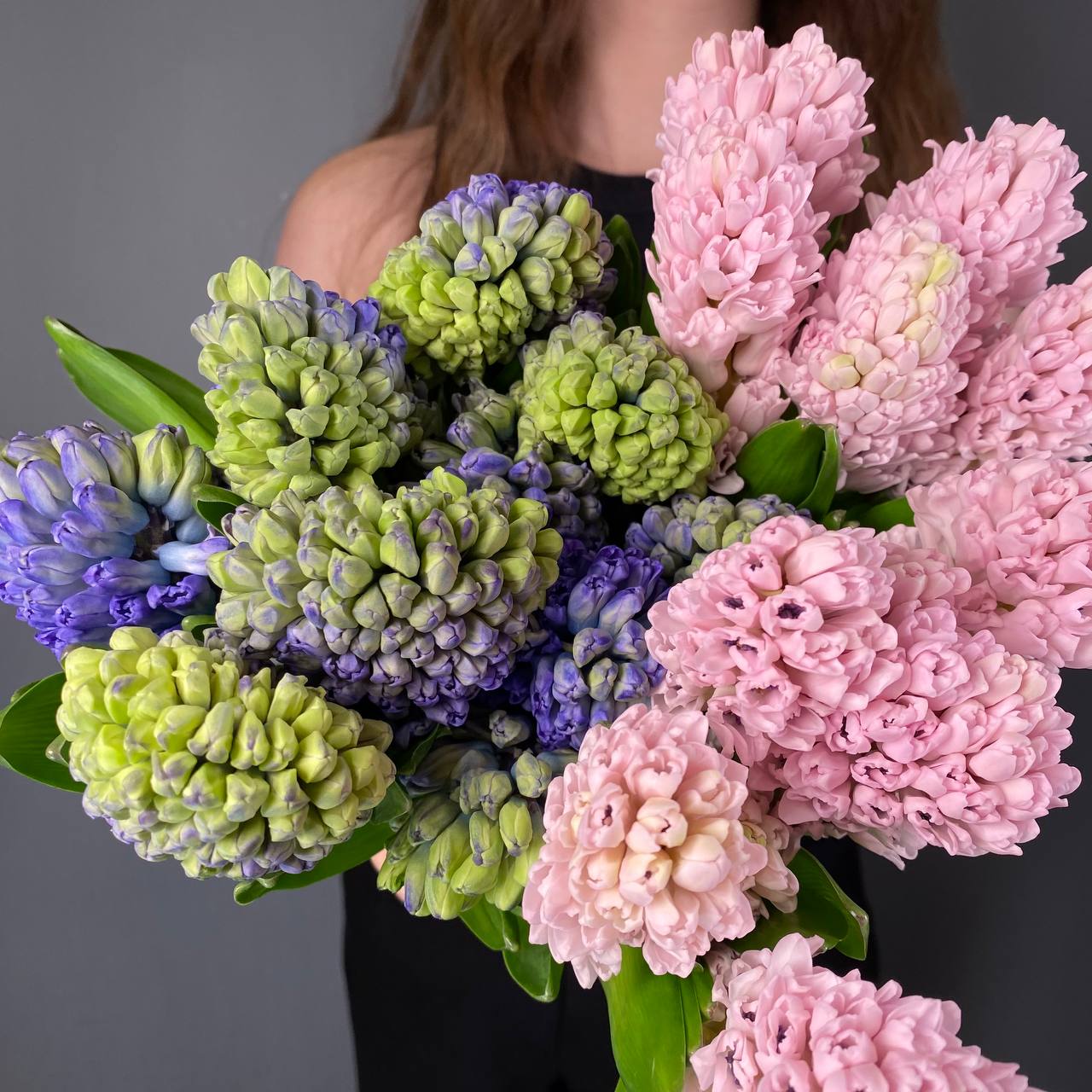 Когда пора выходить вместе «в люди»: первый публичный выход пары и роль цветов