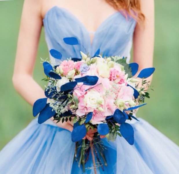 Небесно-голубой цвет платья прекрасно сочетается с розовыми цветами в букете невесты